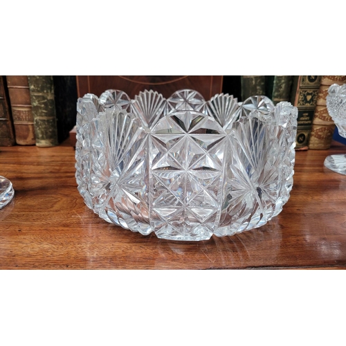 160 - A VERY GOOD QUALITY CUT GLASS CENTRE BOWL / FRUIT BOWL, with shell design scalloped rim, possibly by... 