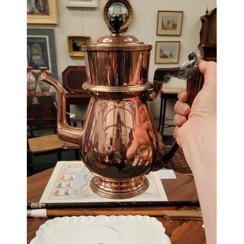 168 - A LOVELY VINTAGE POLISHED COPPER TEA/COFFEE POT, with removable strainer section. Nice detail to the... 