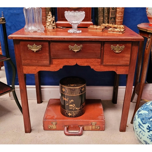 18 - A VERY GOOD QUALITY IRISH GEORGIAN 18TH CENTURY THREE DRAWER LOW BOY, with a set of three drawers - ... 