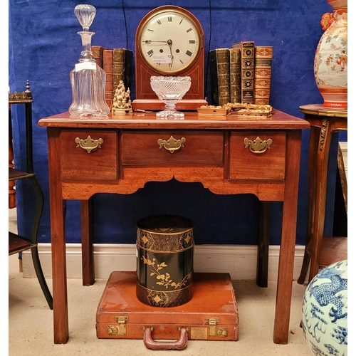 18 - A VERY GOOD QUALITY IRISH GEORGIAN 18TH CENTURY THREE DRAWER LOW BOY, with a set of three drawers - ... 