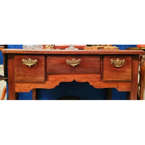 18 - A VERY GOOD QUALITY IRISH GEORGIAN 18TH CENTURY THREE DRAWER LOW BOY, with a set of three drawers - ... 