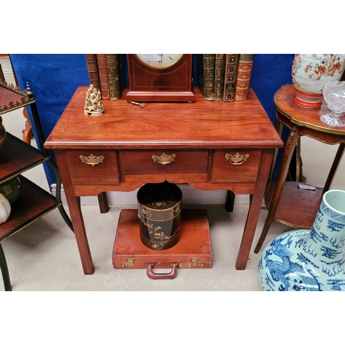 18 - A VERY GOOD QUALITY IRISH GEORGIAN 18TH CENTURY THREE DRAWER LOW BOY, with a set of three drawers - ... 