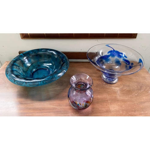 186 - A MID CENTURY ART GLASS LOT TO INCLUDE (i) a decorative multi coloured vase, with painted swirl desi... 