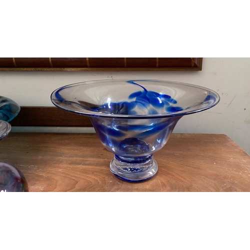 186 - A MID CENTURY ART GLASS LOT TO INCLUDE (i) a decorative multi coloured vase, with painted swirl desi... 