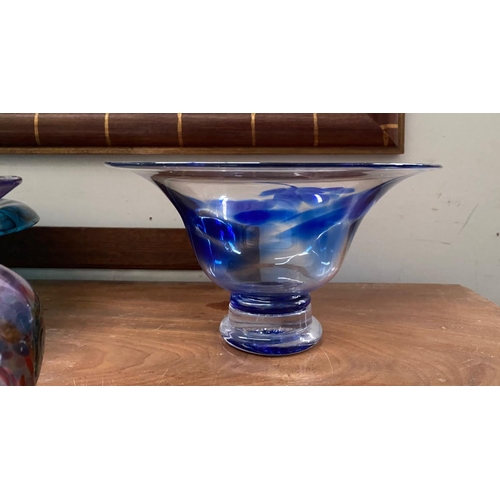 186 - A MID CENTURY ART GLASS LOT TO INCLUDE (i) a decorative multi coloured vase, with painted swirl desi... 