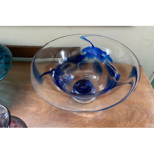 186 - A MID CENTURY ART GLASS LOT TO INCLUDE (i) a decorative multi coloured vase, with painted swirl desi... 