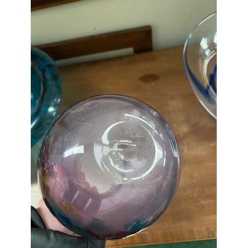 186 - A MID CENTURY ART GLASS LOT TO INCLUDE (i) a decorative multi coloured vase, with painted swirl desi... 