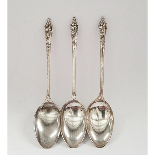 191 - A MIXED SILVER & SILVER PLATE LOT; Includes sugar tongs & tea spoons; two silver plated tongs – one ... 