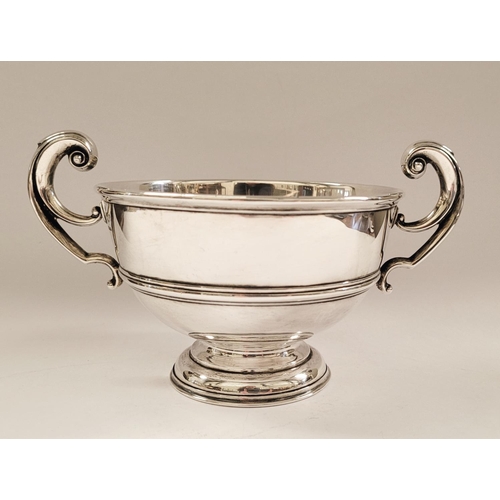 2 - A VERY FINE EARLY 20TH CENTURY IRISH SILVER BOWL WITH SCROLLING HANDLES, raised on a graduated circu... 