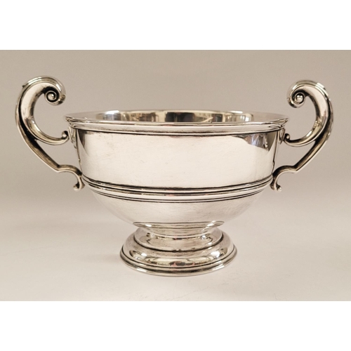 2 - A VERY FINE EARLY 20TH CENTURY IRISH SILVER BOWL WITH SCROLLING HANDLES, raised on a graduated circu... 