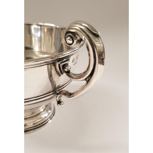 2 - A VERY FINE EARLY 20TH CENTURY IRISH SILVER BOWL WITH SCROLLING HANDLES, raised on a graduated circu... 