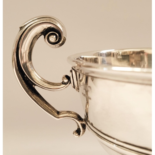 2 - A VERY FINE EARLY 20TH CENTURY IRISH SILVER BOWL WITH SCROLLING HANDLES, raised on a graduated circu... 