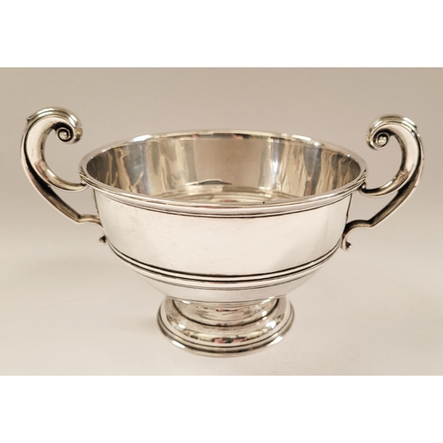 2 - A VERY FINE EARLY 20TH CENTURY IRISH SILVER BOWL WITH SCROLLING HANDLES, raised on a graduated circu... 