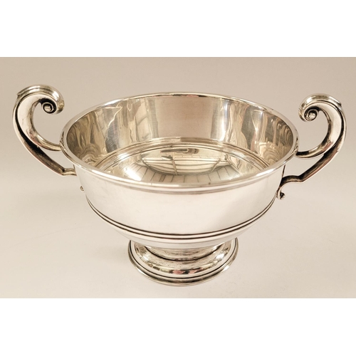 2 - A VERY FINE EARLY 20TH CENTURY IRISH SILVER BOWL WITH SCROLLING HANDLES, raised on a graduated circu... 