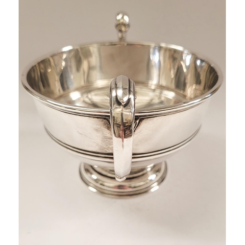 2 - A VERY FINE EARLY 20TH CENTURY IRISH SILVER BOWL WITH SCROLLING HANDLES, raised on a graduated circu... 