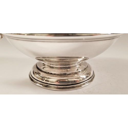 2 - A VERY FINE EARLY 20TH CENTURY IRISH SILVER BOWL WITH SCROLLING HANDLES, raised on a graduated circu... 