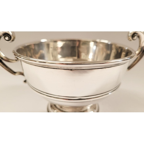 2 - A VERY FINE EARLY 20TH CENTURY IRISH SILVER BOWL WITH SCROLLING HANDLES, raised on a graduated circu... 