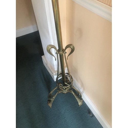 208 - A LOVELY ART NOUVEAU STYLE BRASS STANDARD / TALL LAMP, with scrolling detail to the base & sitting o... 