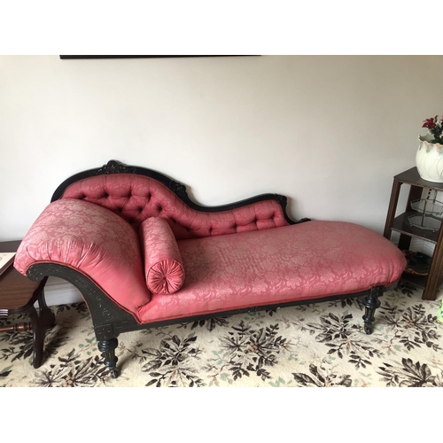 211 - A VERY GOOD QUALITY VICTORIAN BUTTON BACKED CHAISE LOUNGE / DAY BED, with a serpentine shaped back r... 