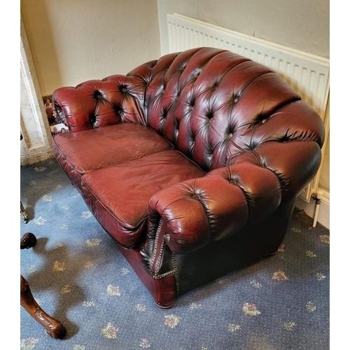 217 - A VERY GOOD QUALITY CHESTERFIELD STYLE BUTTON-BACKED CUSHIONED TWO SEATER LEATHER COUCH, with lovely... 