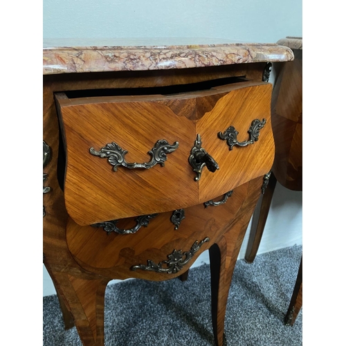 22 - A HANDSOME PAIR OF WELL MADE EARLY 20TH CENTURY FRENCH LOUIS XV STYLE KINGWOOD VEENERED & MARQUETRY ... 