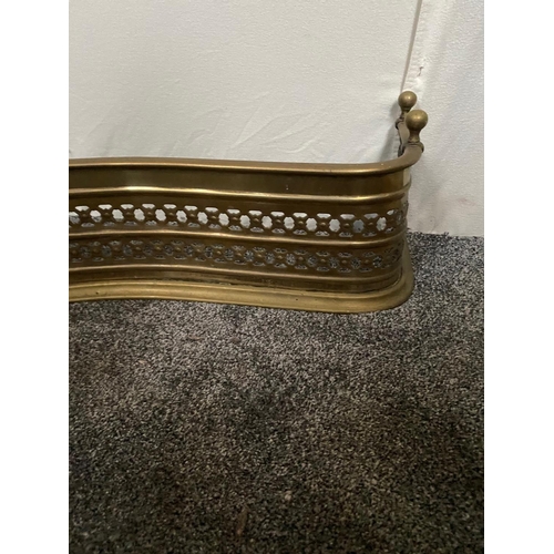 226 - A REGENCY BRASS SERPENTINE SHAPED FIRE FENDER, with pierced detail to the sides & front. 142cm long ... 