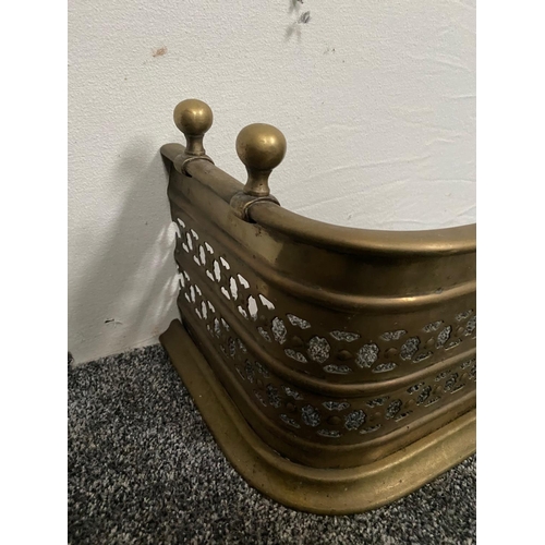 226 - A REGENCY BRASS SERPENTINE SHAPED FIRE FENDER, with pierced detail to the sides & front. 142cm long ... 