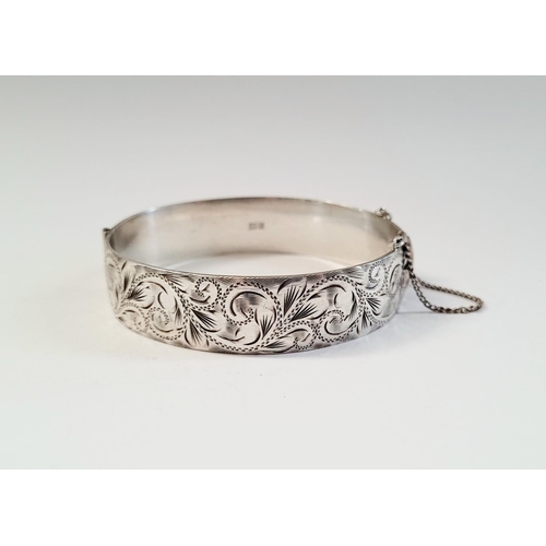 24 - A BEAUTIFULLY DECORATED MID CENTURY SILVER BANGLE/BRACELET, divided into two sections by a hinge, on... 