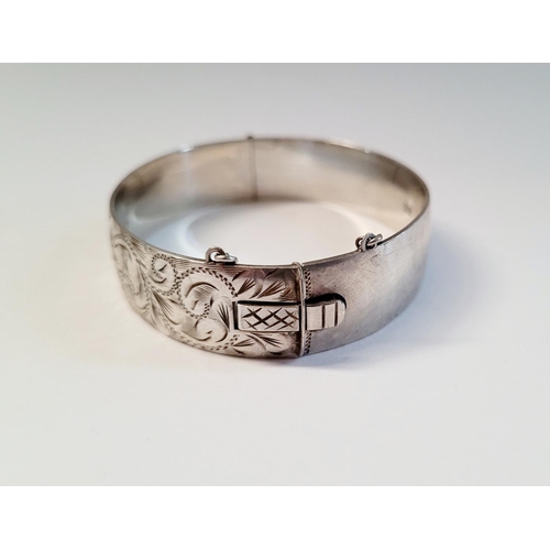 24 - A BEAUTIFULLY DECORATED MID CENTURY SILVER BANGLE/BRACELET, divided into two sections by a hinge, on... 