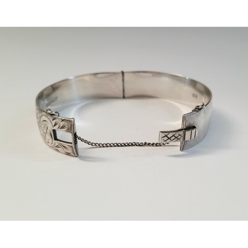 24 - A BEAUTIFULLY DECORATED MID CENTURY SILVER BANGLE/BRACELET, divided into two sections by a hinge, on... 