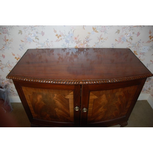 246 - A VERY GOOD QUALITY BOW FRONTED MAHOGANY SIDE BOARD / CHEST, with gadrooned detail to the edge of th... 