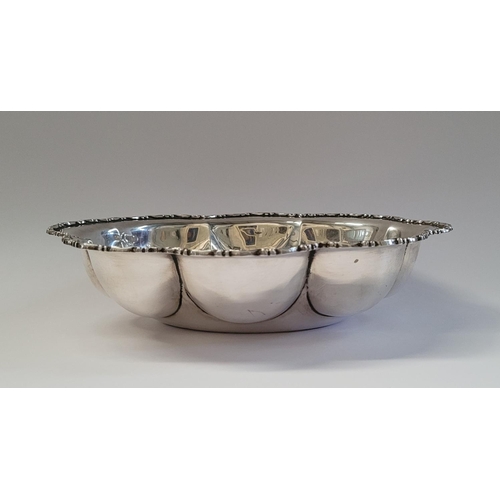 27 - A VERY FINE EARLY 20TH CENTURY STERLING SILVER BOWL WITH OVAL LOBED BODY, decorated to the rim with ... 