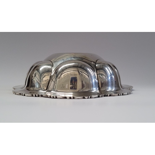 27 - A VERY FINE EARLY 20TH CENTURY STERLING SILVER BOWL WITH OVAL LOBED BODY, decorated to the rim with ... 