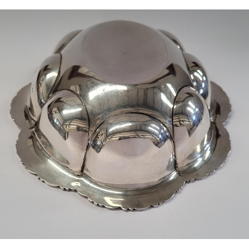 27 - A VERY FINE EARLY 20TH CENTURY STERLING SILVER BOWL WITH OVAL LOBED BODY, decorated to the rim with ... 