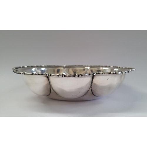 27 - A VERY FINE EARLY 20TH CENTURY STERLING SILVER BOWL WITH OVAL LOBED BODY, decorated to the rim with ... 