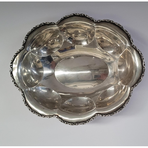 27 - A VERY FINE EARLY 20TH CENTURY STERLING SILVER BOWL WITH OVAL LOBED BODY, decorated to the rim with ... 