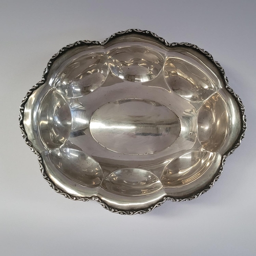 27 - A VERY FINE EARLY 20TH CENTURY STERLING SILVER BOWL WITH OVAL LOBED BODY, decorated to the rim with ... 