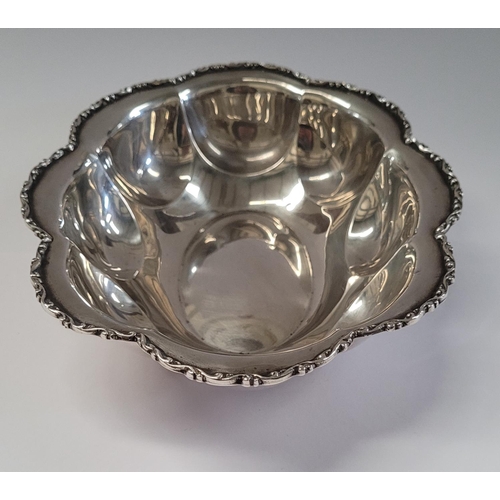 27 - A VERY FINE EARLY 20TH CENTURY STERLING SILVER BOWL WITH OVAL LOBED BODY, decorated to the rim with ... 