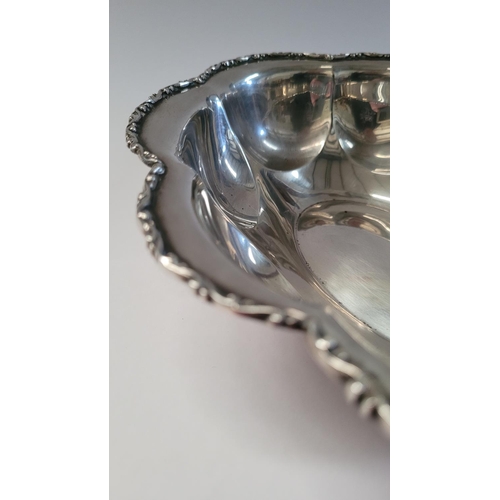 27 - A VERY FINE EARLY 20TH CENTURY STERLING SILVER BOWL WITH OVAL LOBED BODY, decorated to the rim with ... 