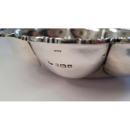 27 - A VERY FINE EARLY 20TH CENTURY STERLING SILVER BOWL WITH OVAL LOBED BODY, decorated to the rim with ... 