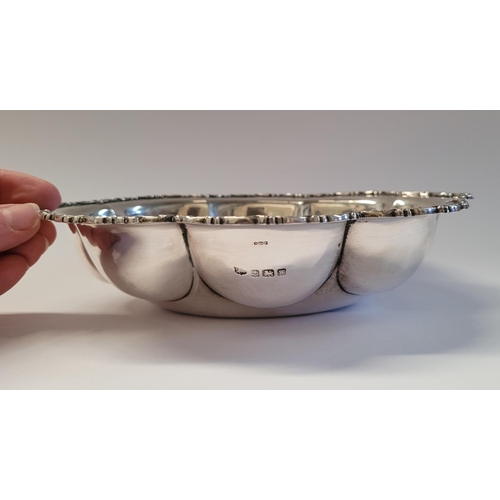 27 - A VERY FINE EARLY 20TH CENTURY STERLING SILVER BOWL WITH OVAL LOBED BODY, decorated to the rim with ... 