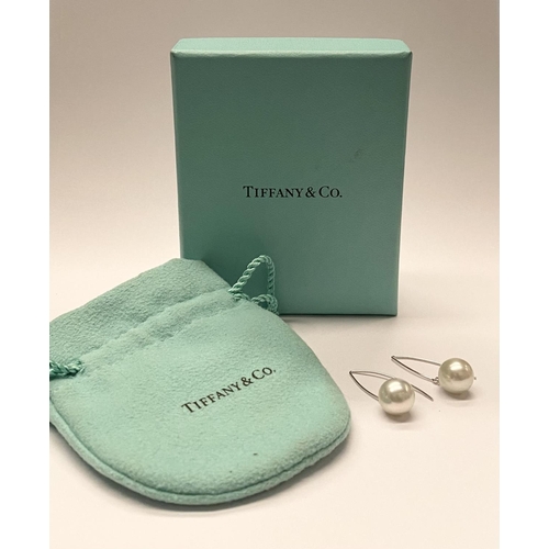 39 - A PAIR OF ELEGANT TIFFANY & CO. 18CT WHITE GOLD DROP PEARL EARRINGS, Drop earrings with delicate 18c... 