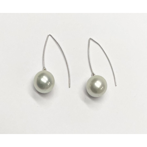 39 - A PAIR OF ELEGANT TIFFANY & CO. 18CT WHITE GOLD DROP PEARL EARRINGS, Drop earrings with delicate 18c... 