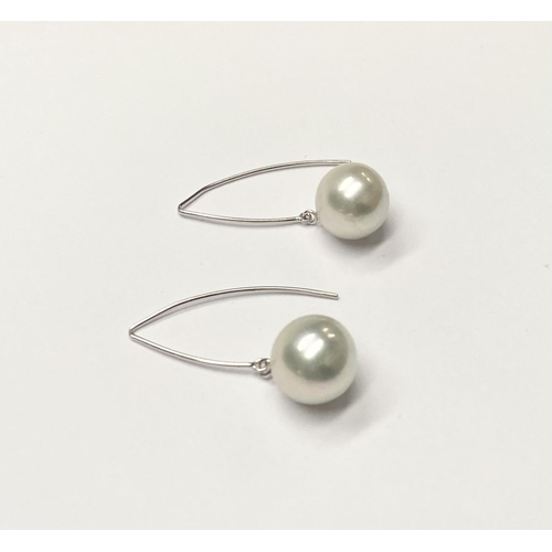 39 - A PAIR OF ELEGANT TIFFANY & CO. 18CT WHITE GOLD DROP PEARL EARRINGS, Drop earrings with delicate 18c... 