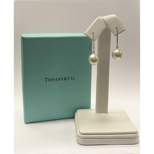 39 - A PAIR OF ELEGANT TIFFANY & CO. 18CT WHITE GOLD DROP PEARL EARRINGS, Drop earrings with delicate 18c... 