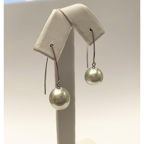 39 - A PAIR OF ELEGANT TIFFANY & CO. 18CT WHITE GOLD DROP PEARL EARRINGS, Drop earrings with delicate 18c... 