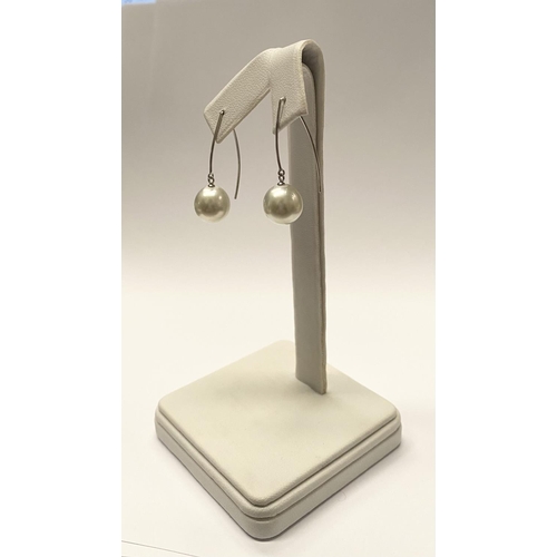 39 - A PAIR OF ELEGANT TIFFANY & CO. 18CT WHITE GOLD DROP PEARL EARRINGS, Drop earrings with delicate 18c... 