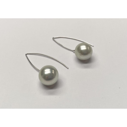 39 - A PAIR OF ELEGANT TIFFANY & CO. 18CT WHITE GOLD DROP PEARL EARRINGS, Drop earrings with delicate 18c... 