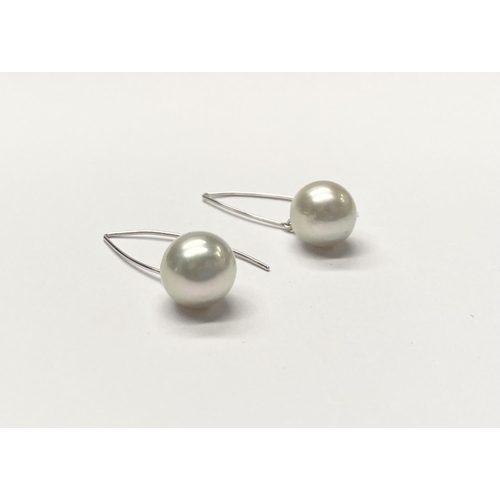 39 - A PAIR OF ELEGANT TIFFANY & CO. 18CT WHITE GOLD DROP PEARL EARRINGS, Drop earrings with delicate 18c... 