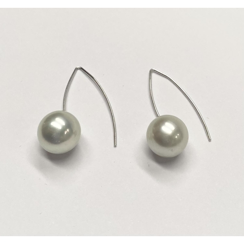 39 - A PAIR OF ELEGANT TIFFANY & CO. 18CT WHITE GOLD DROP PEARL EARRINGS, Drop earrings with delicate 18c... 